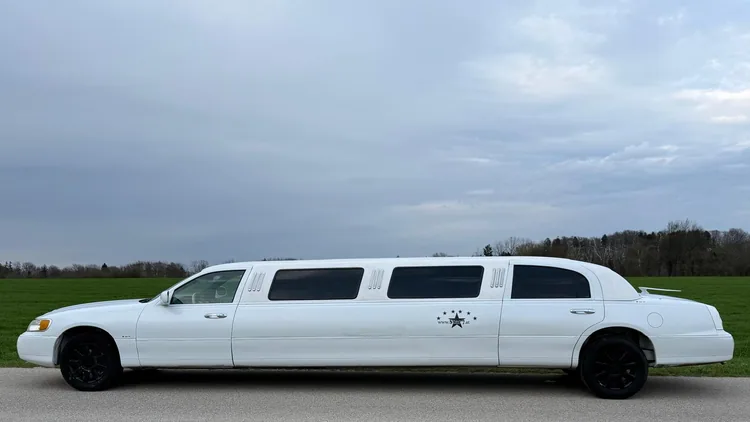 Lucky Star Stretchlimousine mieten Wien – weiße Partylimousine für Geburtstage und JGA