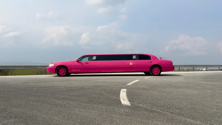 Pinke Stretchlimousine mieten Wien – Pink Star für Partys und JGA