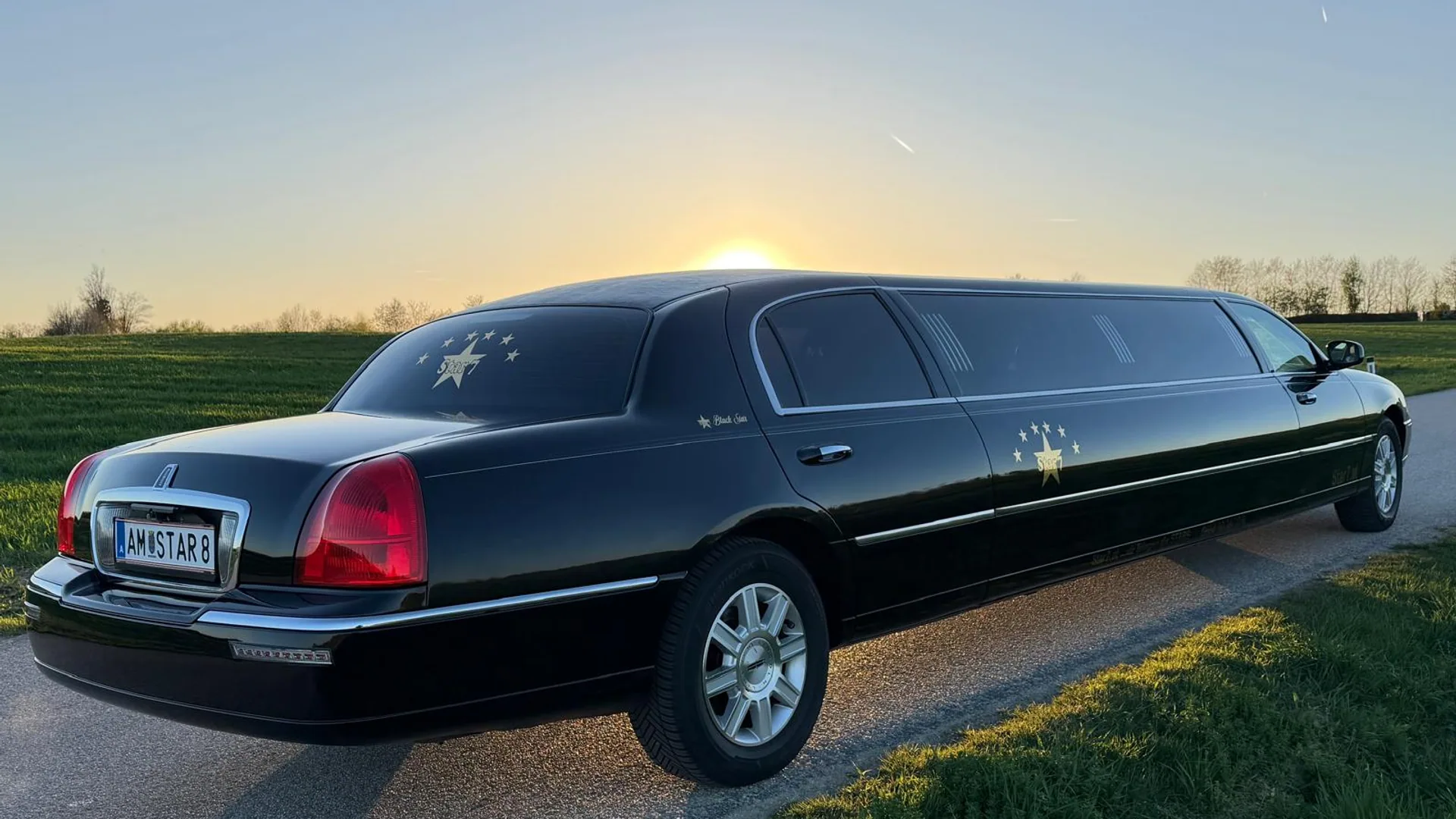 Black Star Stretchlimousine Wien im Abendlicht - Luxus Limousinenservice für Hochzeiten