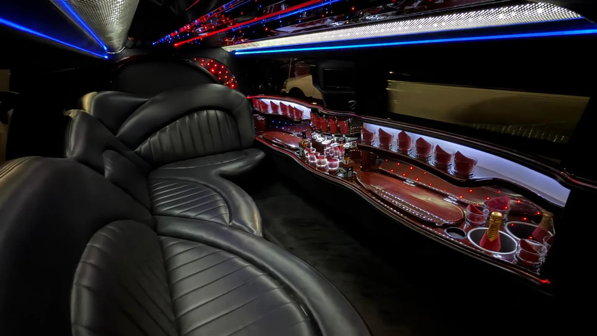 Black Star Innenraum - schwarze Lederausstattung mit farbiger LED-Bar und Moët Champagner