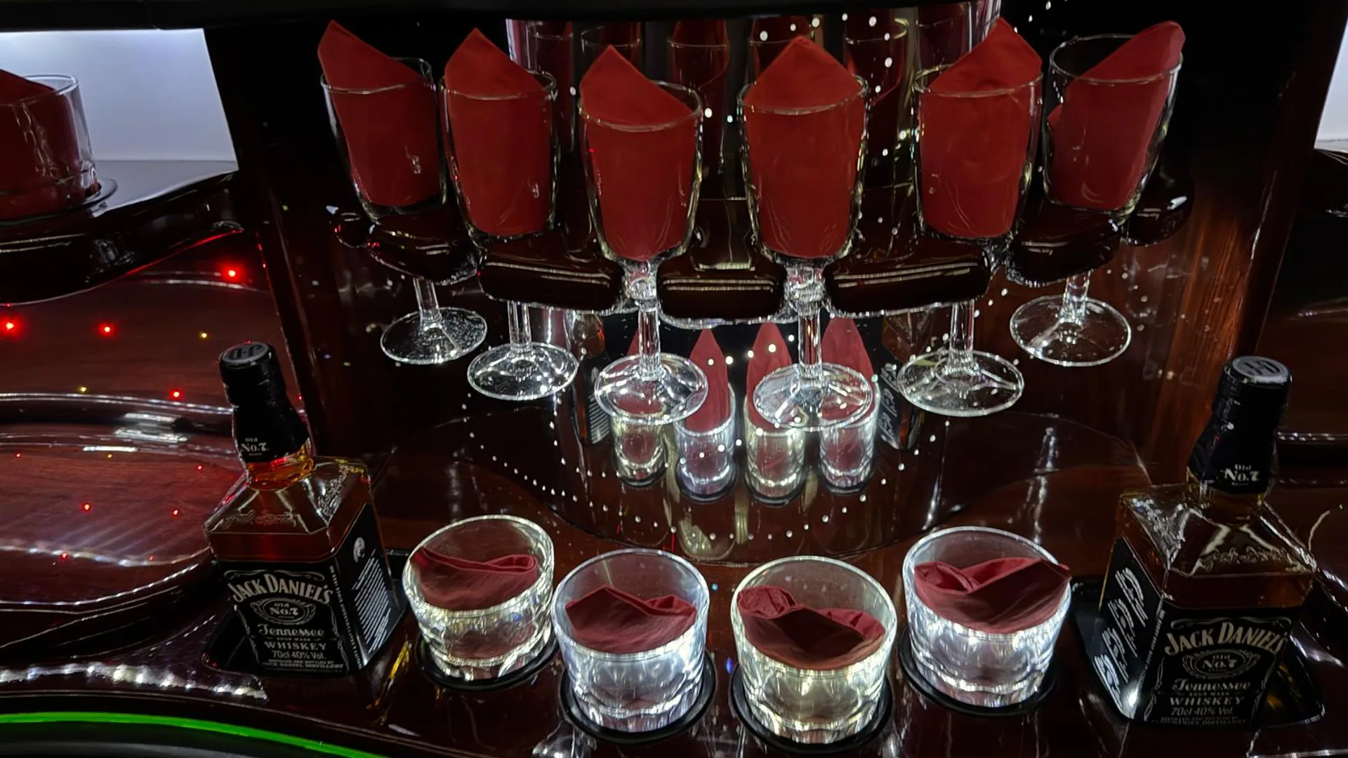 Black Star Bar Detail mit Gläsern, Jack Daniels und grüner LED-Beleuchtung