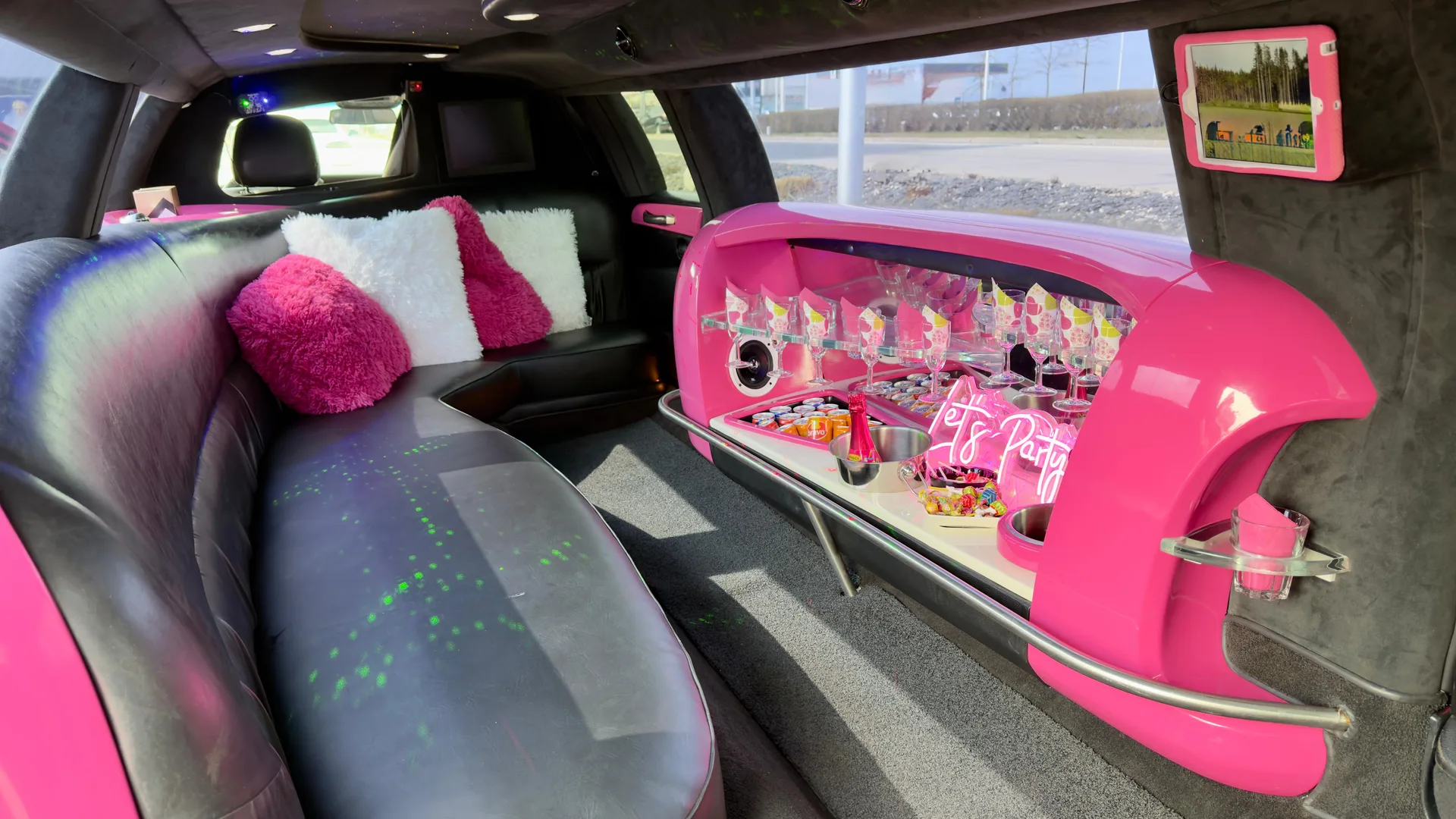 Pink Star Limousine Innenraum - Luxuriöse Sitzlandschaft mit Partybeleuchtung