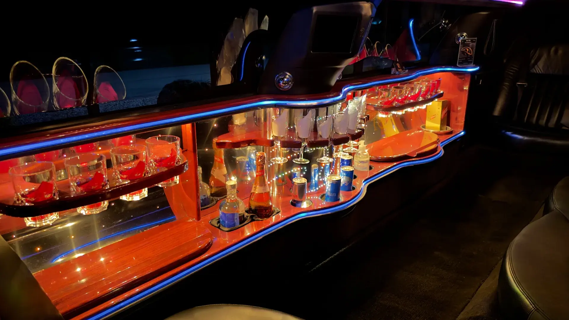 Stretchlimousine mieten, Stretchlimo für Hochzeit mieten in Wien, Stretch Limousine mieten, Stretchlimousine Wien, Limousine Wien, Limousinenservice Niederösterreich, Limousinenservice wien, Limousine mieten Wien