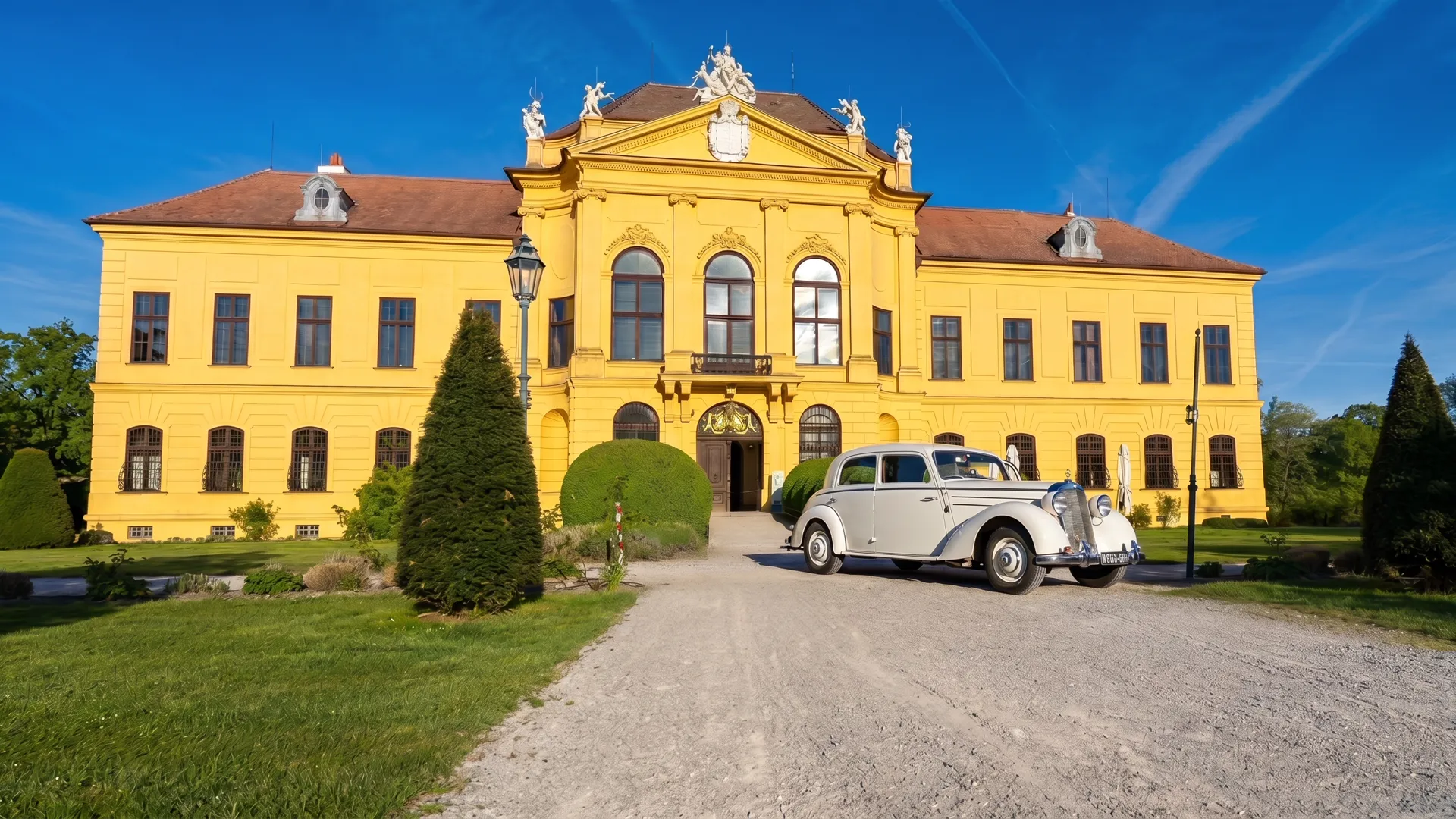 Mercedes-Benz 170 S Oldtimer mieten Wien - Stilvolle Touren | MrRa Hochzeitsauto Mercedes 170 S, Auto für Hochzeit Oldtimer, Hochzeitsauto Brautauto, Oldtimer mit Blumenschmuck