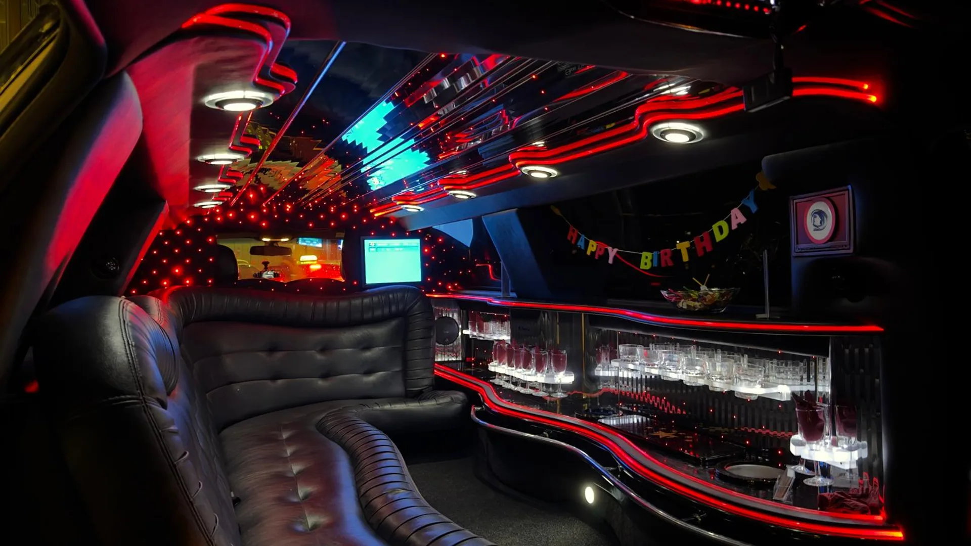 Geburtstags Limousine Wien - Party Innenraum | MrRa Partylimousine Innenraum mit Happy-Birthday-Banner, LED-Beleuchtung und Bar.