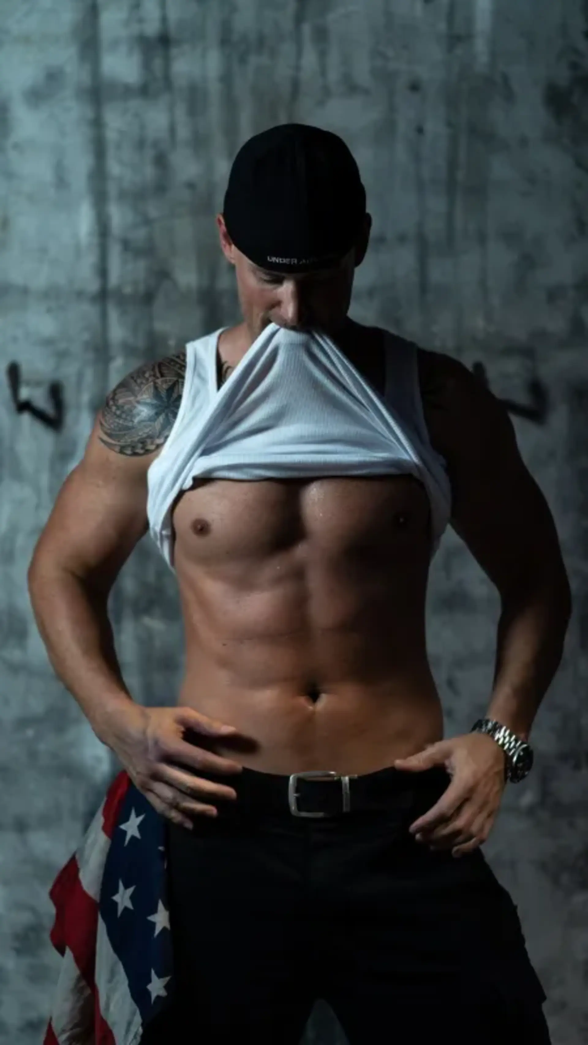 Stripper JGA Limousine Wien | MrRa Männlicher Stripper für JGA – Striptease Limousine Wien